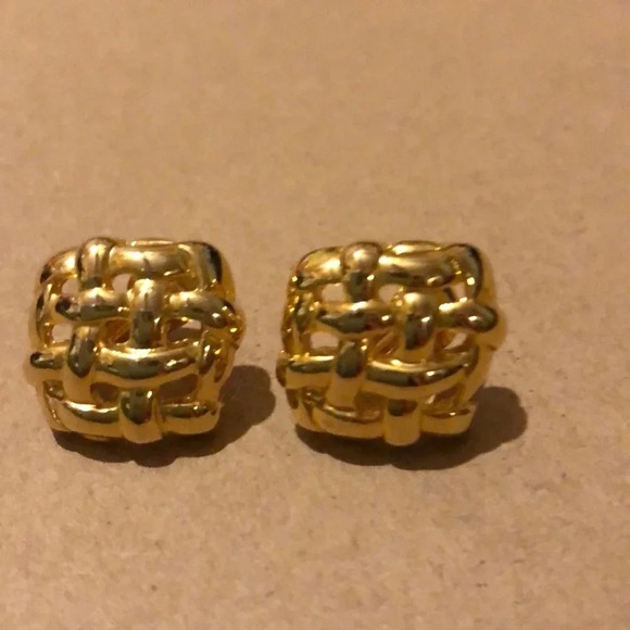 VINTAGE EUC CLIP ON GOLD TONE EARRINGS COSTUME JEWELRY - Picture 3 of 6